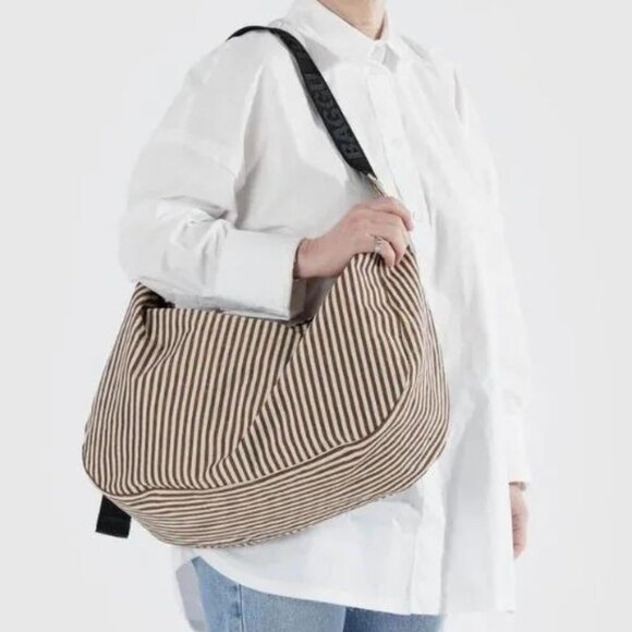 NWT Baggu Large Nylon Crescent Bag - Brown Stripe - Picture 3 of 5